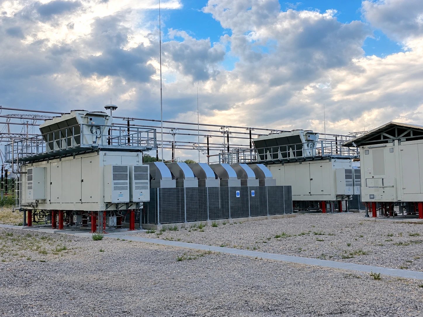 Moduli containerizzati con sistemi di raffreddamento nella stazione elettrica